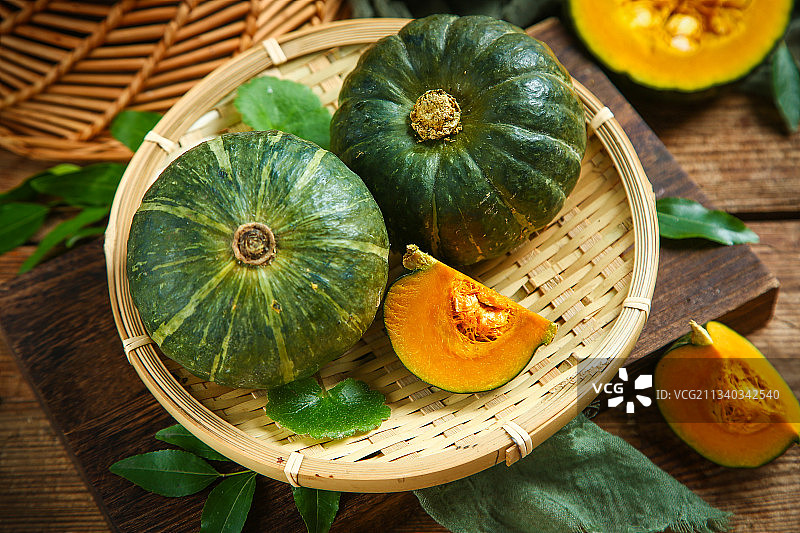 木底上的真贝贝南瓜图片素材