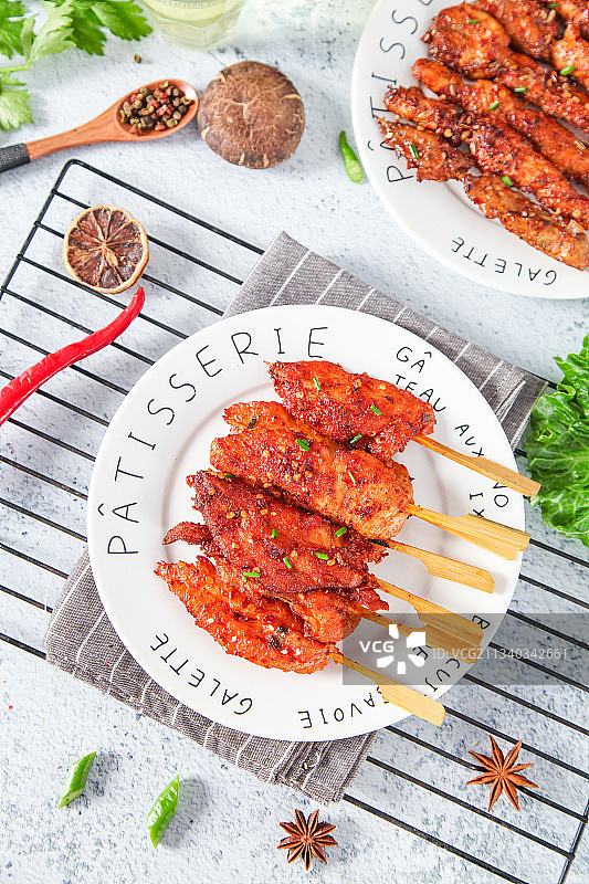 浅底上放着一盘鸡柳图片素材