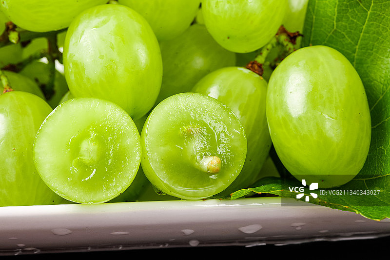 黑底上放着一盘青提子图片素材