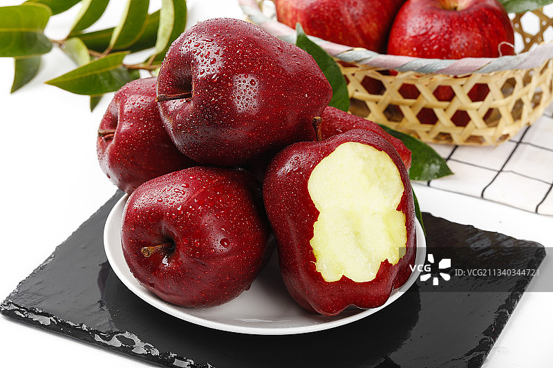 盘子里装着新鲜蛇果图片素材