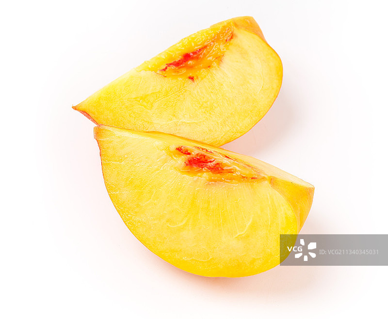 切开的黄毛桃放在白底上图片素材