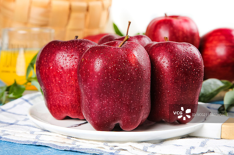 盘子里装着美国蛇果图片素材