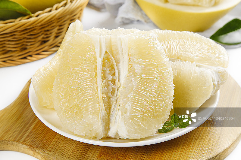 盘子里装着平和白心蜜柚图片素材