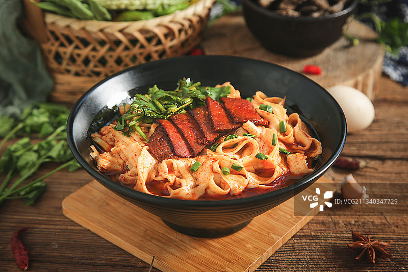 碗里的牛肉刀削面图片素材