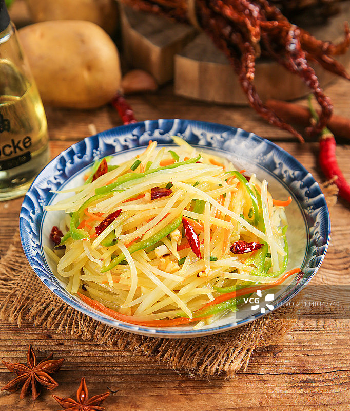 盘子里装着炒土豆丝图片素材