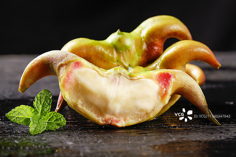 木底上放着菱角图片素材