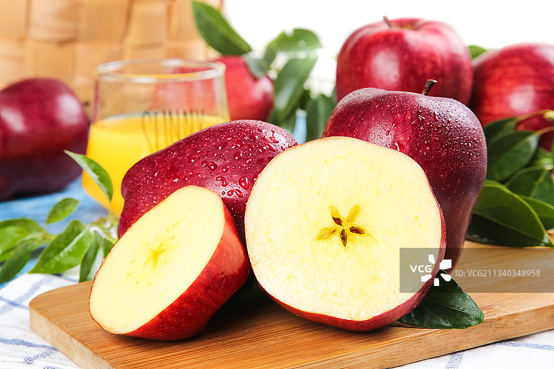 木板上的地厘蛇果图片素材