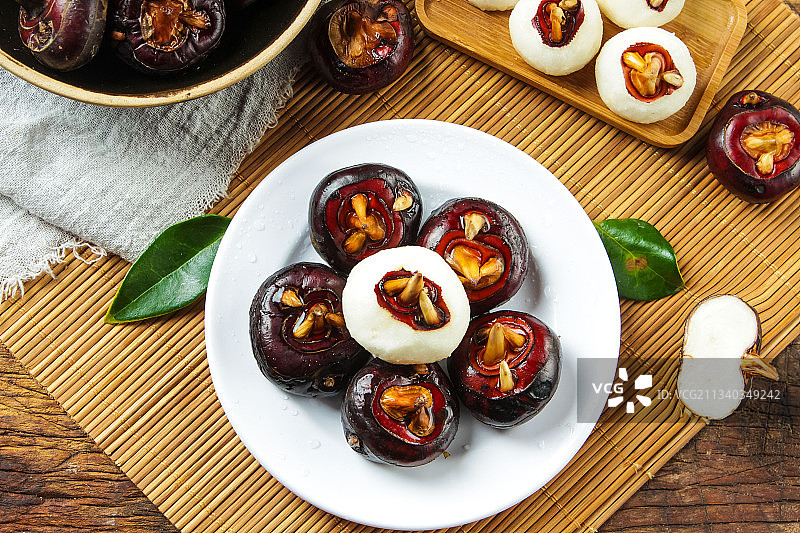 盘子里装着马蹄果图片素材