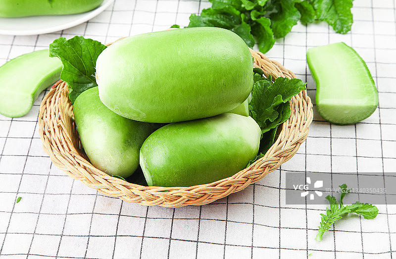 篮子里的新鲜青萝卜图片素材