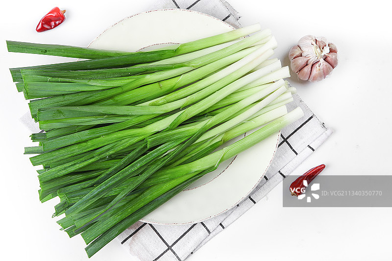 盘子里装着红根蒜苗图片素材