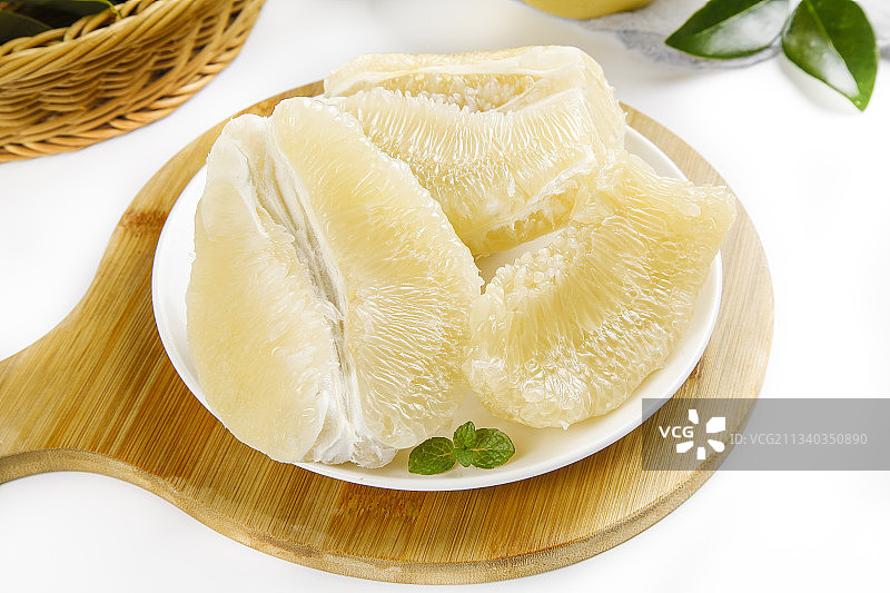 盘子里装着平和白心蜜柚图片素材