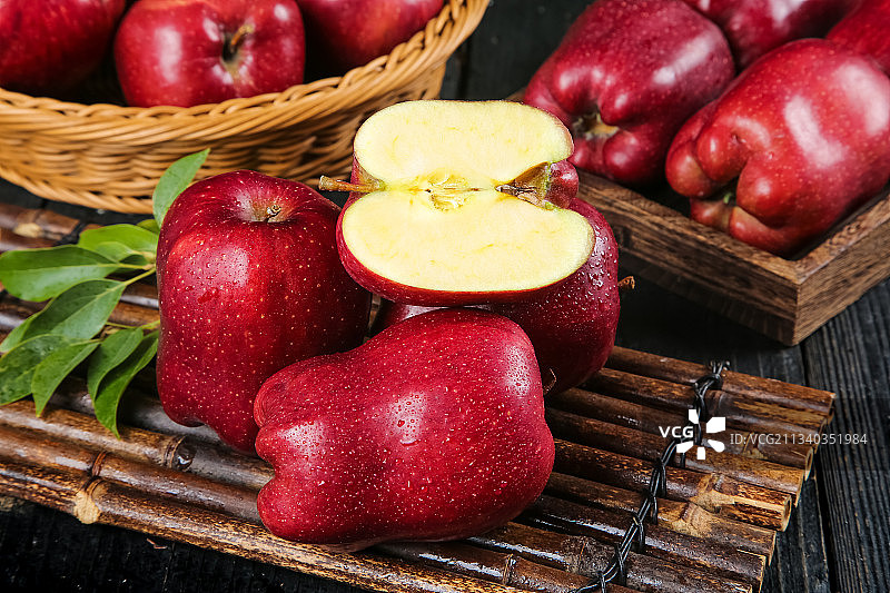 竹底上的美国红蛇果图片素材