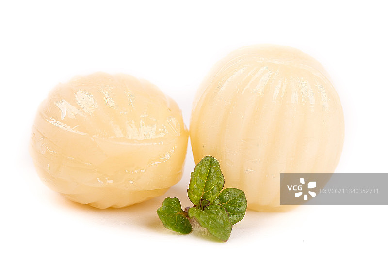 白底上放着牛奶味糖果图片素材