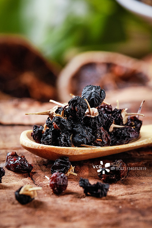 勺子里装着黑枸杞图片素材