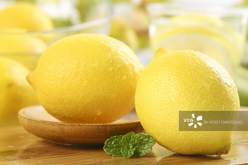 木底上放着黄柠檬图片素材