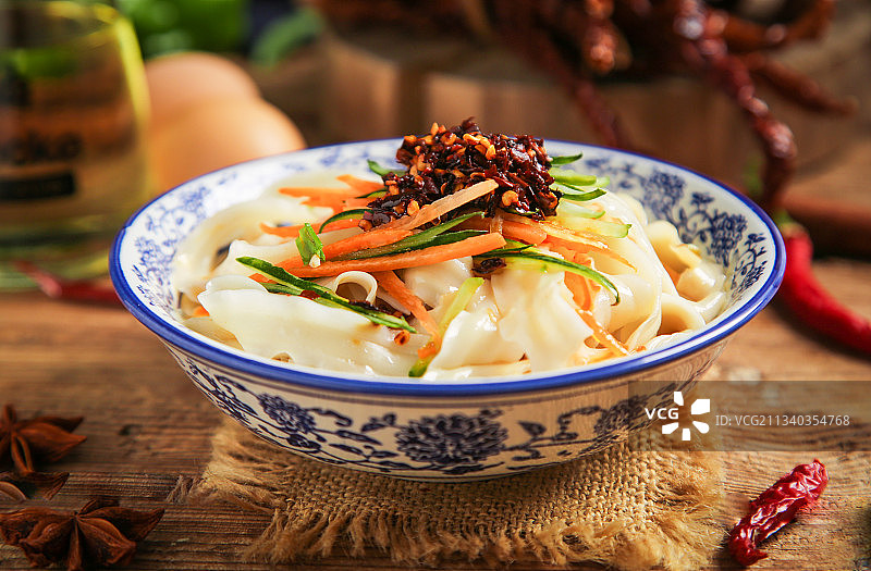 盘子里的凉拌刀削面图片素材