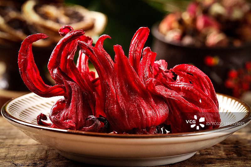 碟子里装着洛神花图片素材