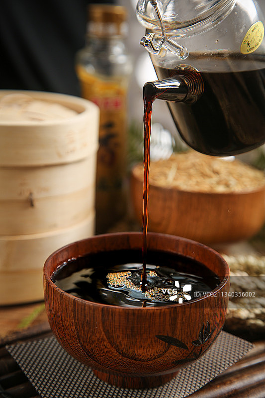 盘子里装着老陈醋图片素材