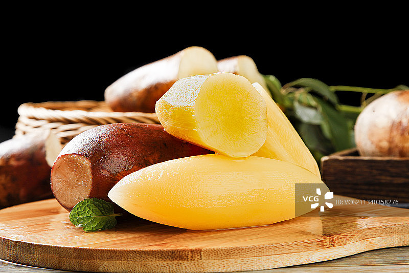 木板上有切开的新鲜雪莲果肉图片素材