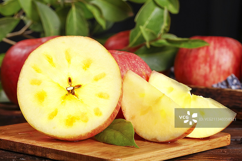 深底上放着阿克苏冰糖心苹果图片素材