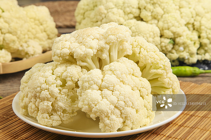 竹底上放着花菜图片素材