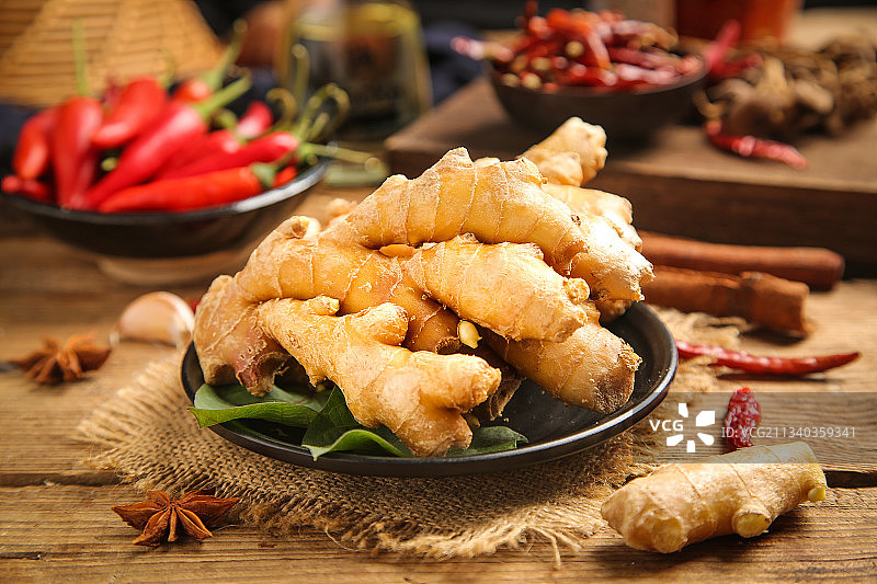 白底上摆放着云南小黄姜图片素材