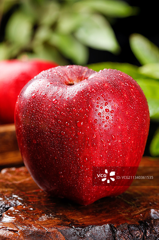 深底上放着甘肃花牛苹果图片素材