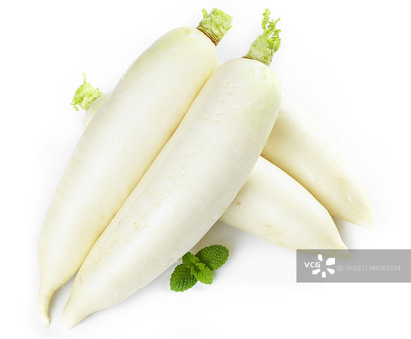 白底上摆放着新鲜白萝卜图片素材