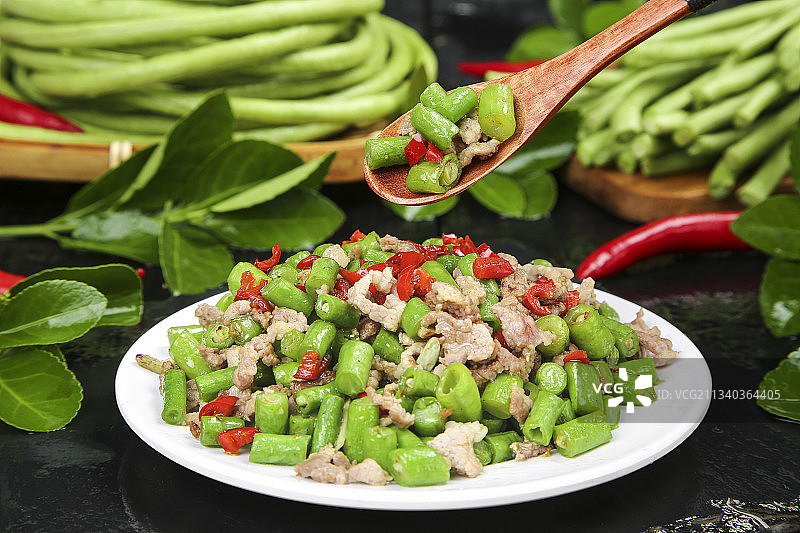 盘子里装着豇豆炒肉图片素材