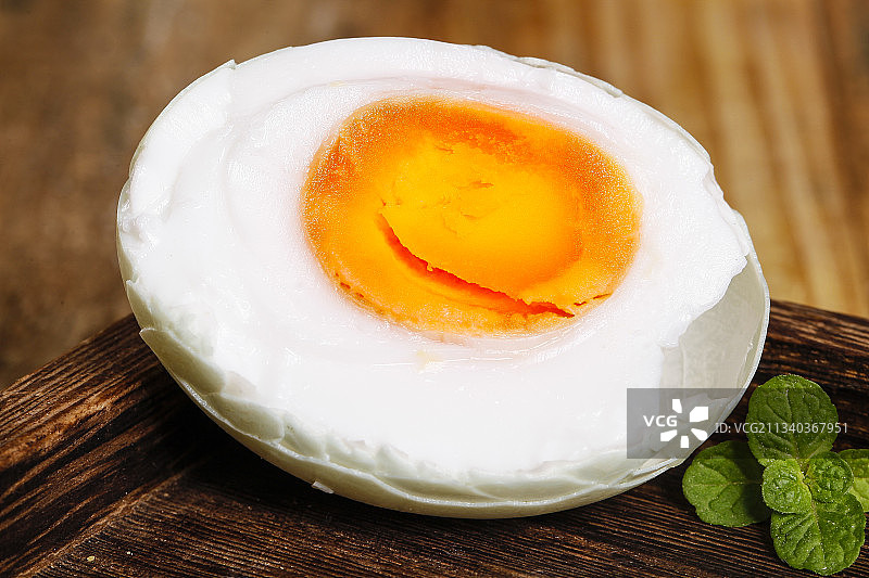 深底上摆放着咸土鸭蛋图片素材