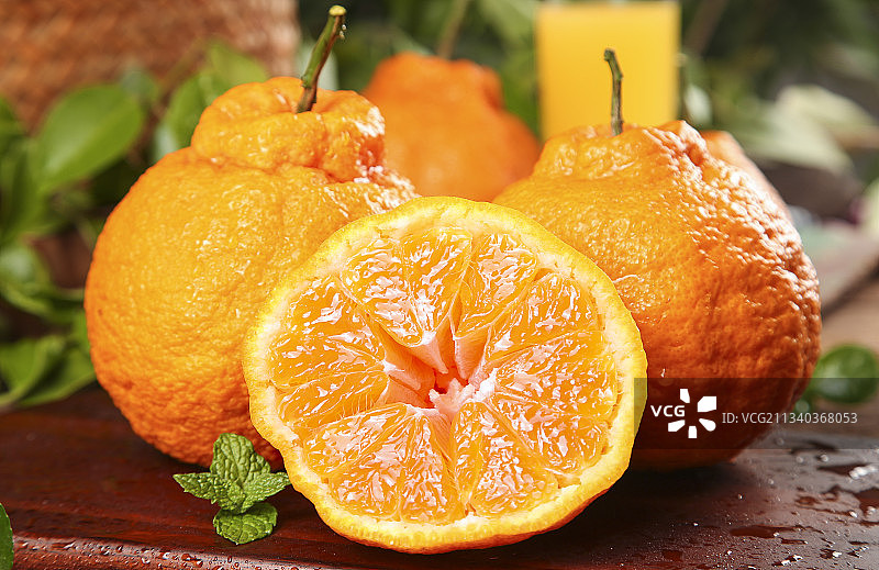 木底上摆放着新鲜丑橘图片素材
