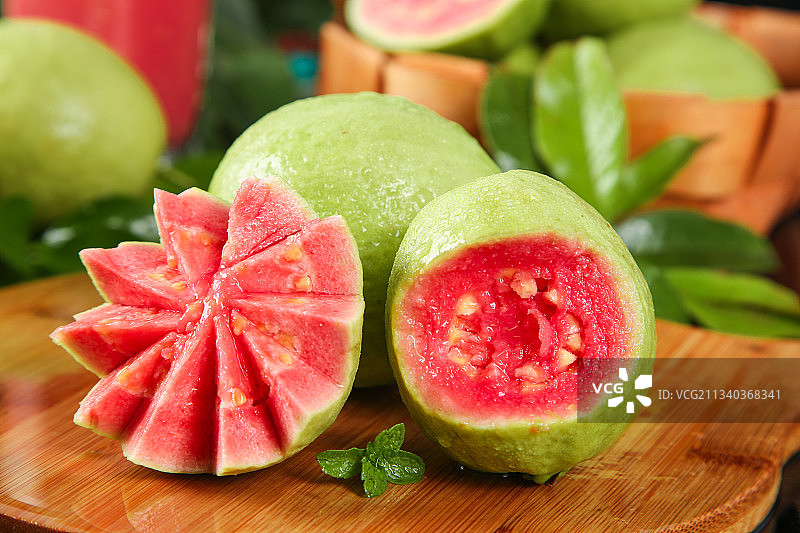 木板上摆放着红心芭乐图片素材