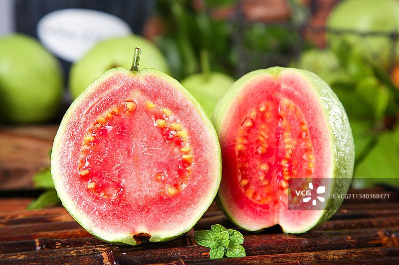 木底上摆放着红肉番石榴图片素材