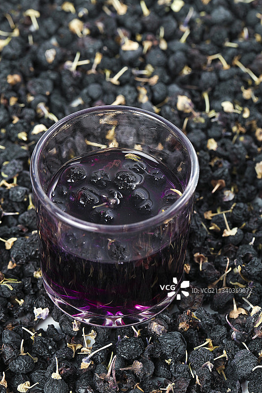 堆放着一堆黑枸杞图片素材