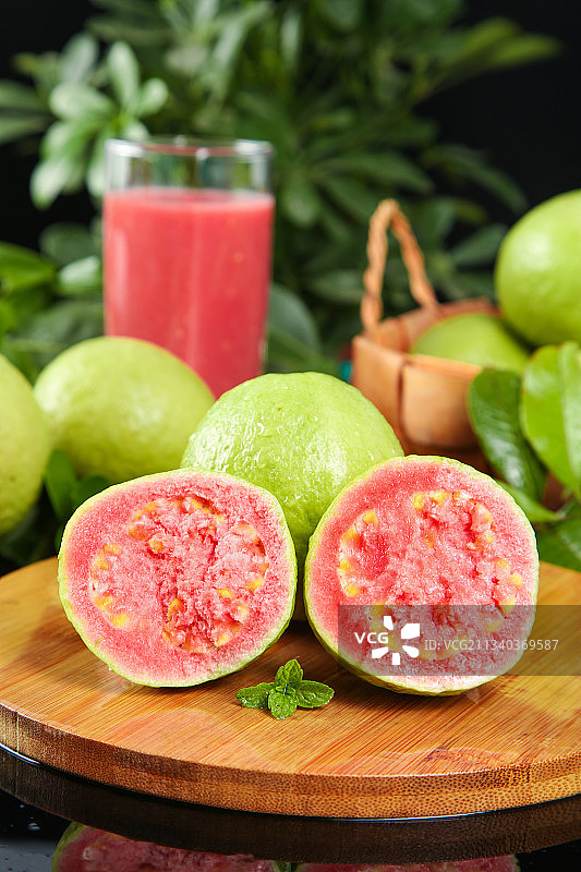 木板上摆放着红心芭乐图片素材