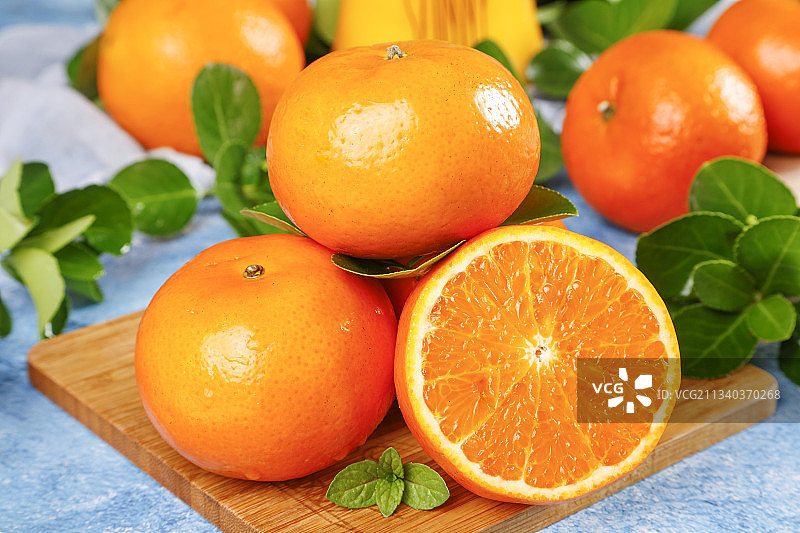 木底上摆放着武鸣沃柑图片素材