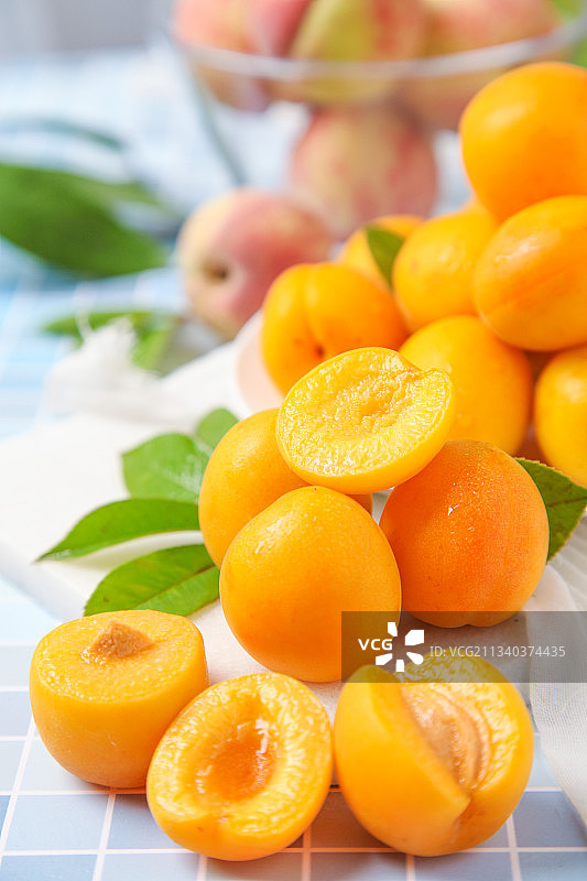 格子底上摆放着黄杏图片素材