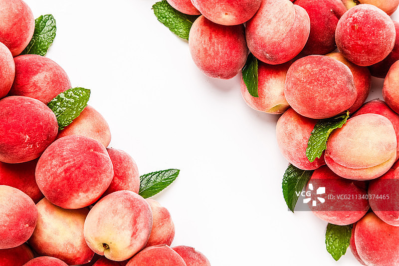 白底上摆放着蜜桃图片素材