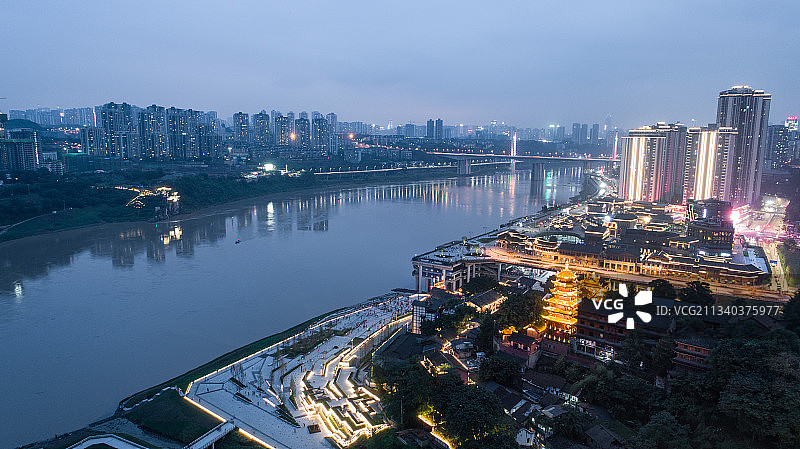重庆嘉陵江畔的磁器口夜景图片素材