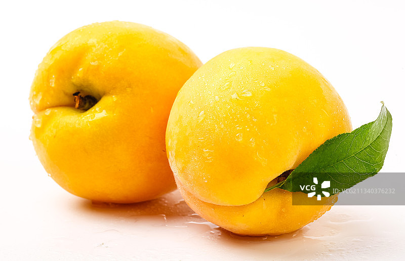 白底上摆放着黄桃图片素材