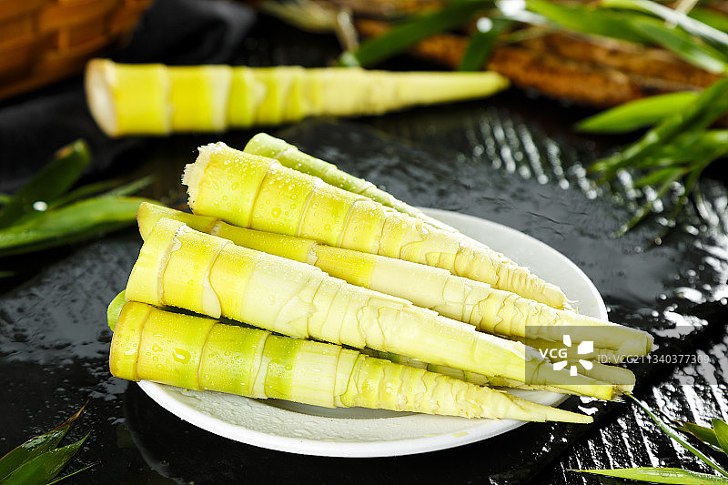 盘子放着剥皮的竹笋图片素材