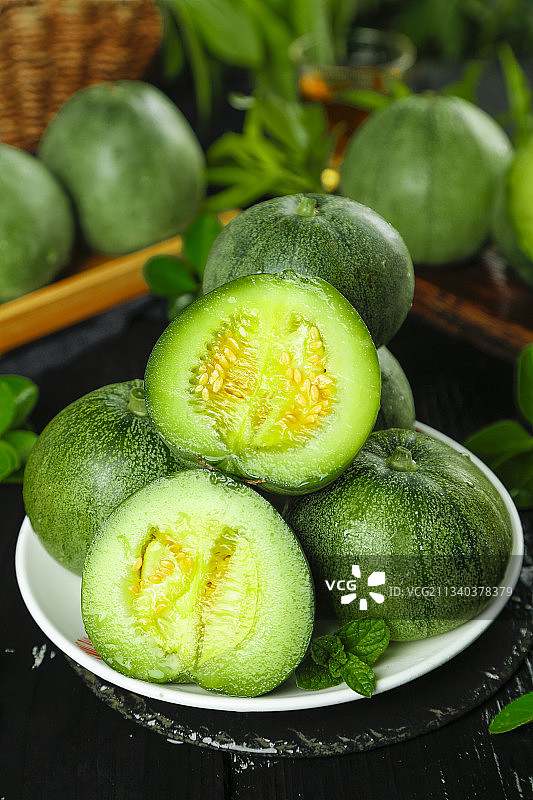 黑底上一盘绿宝甜瓜图片素材