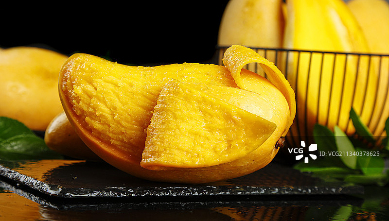 深底上放着剥皮的台湾金煌水仙芒图片素材