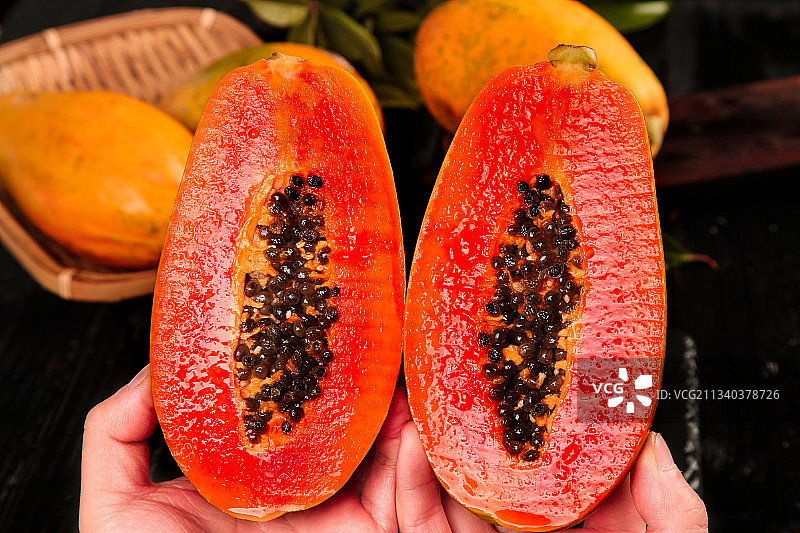 手拿切开的冰糖红心木瓜图片素材