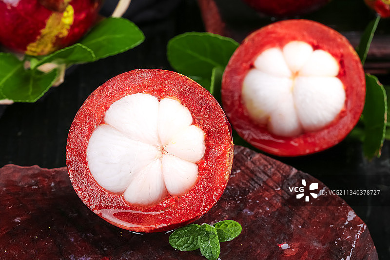 木底上放着切开的泰国山竹图片素材