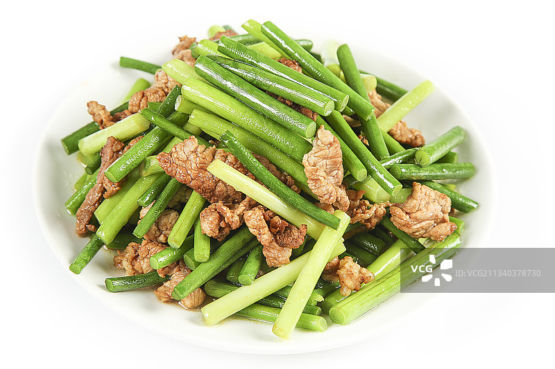 白底上放着一盘蒜苔炒肉图片素材