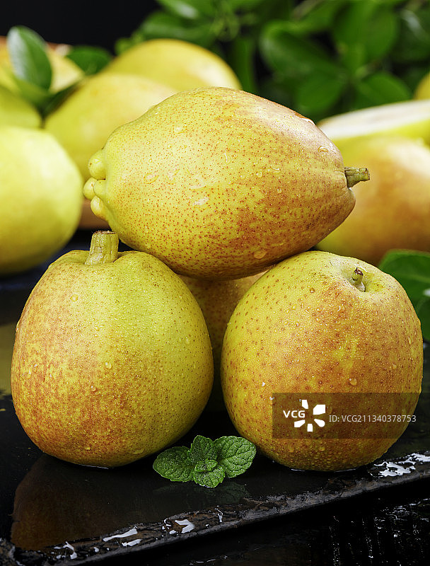深底上放着新疆新鲜香梨图片素材