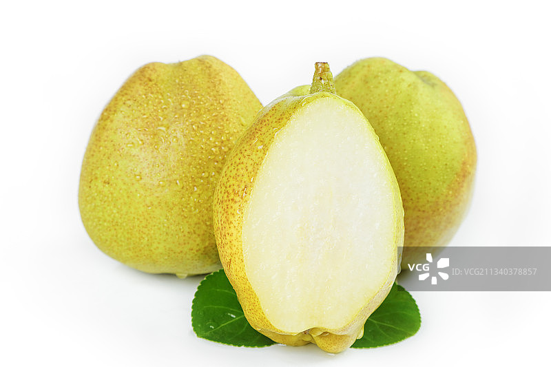 白底上放着新鲜库尔勒全母梨图片素材