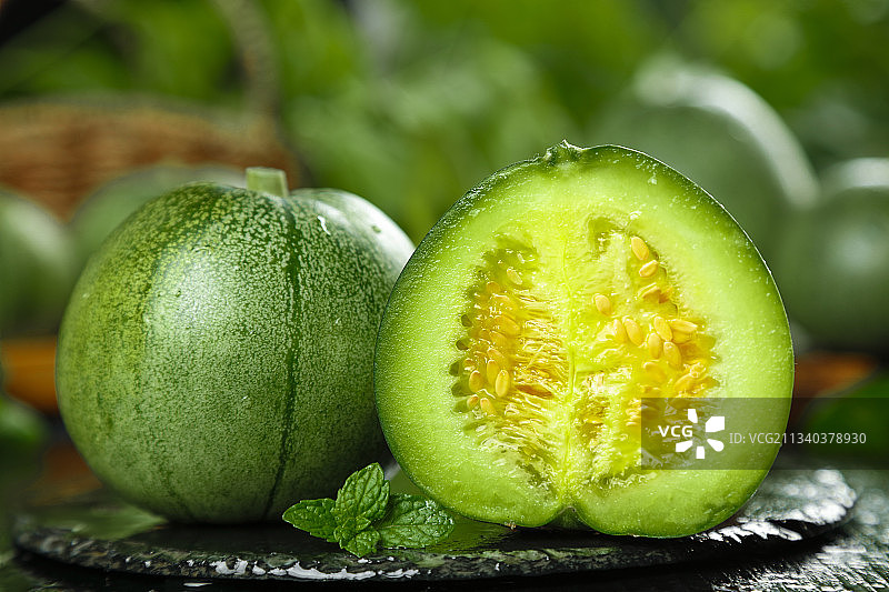 黑底上放着绿宝石甜瓜图片素材