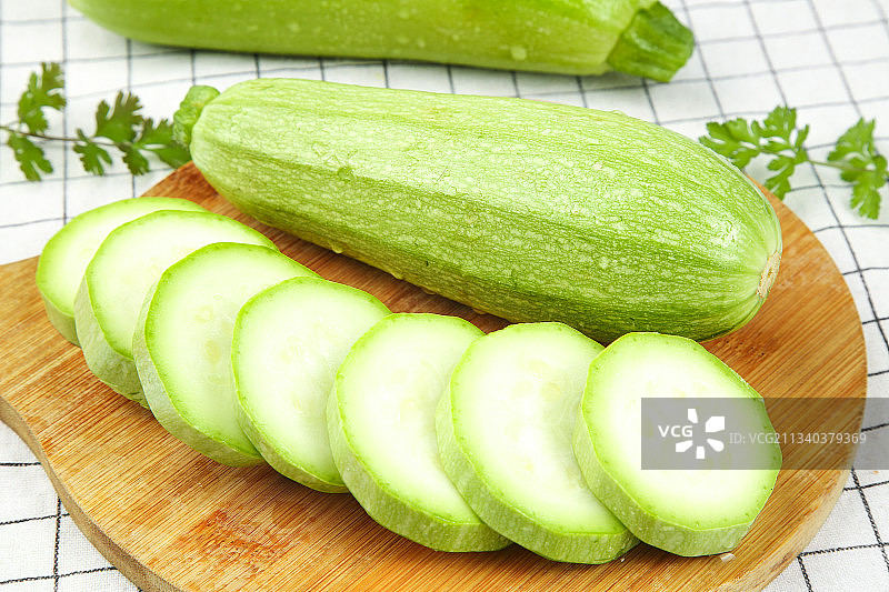 格子底上放着新鲜的茭瓜图片素材